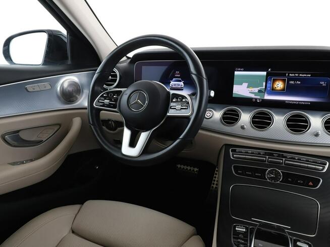 Mercedes E 200 automat jasne skóry full LED duże ekrany kamera i asystent parkowania
