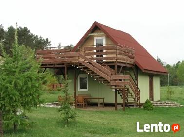 Domek w parku krajobrazowym w lesie blisko jezior