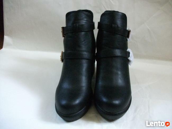 Czarne, nowe botki, sztyblety:wyciecia, sprzączki, nr.39