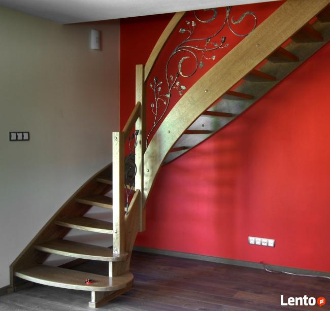 Schody i podłogi z drewna.