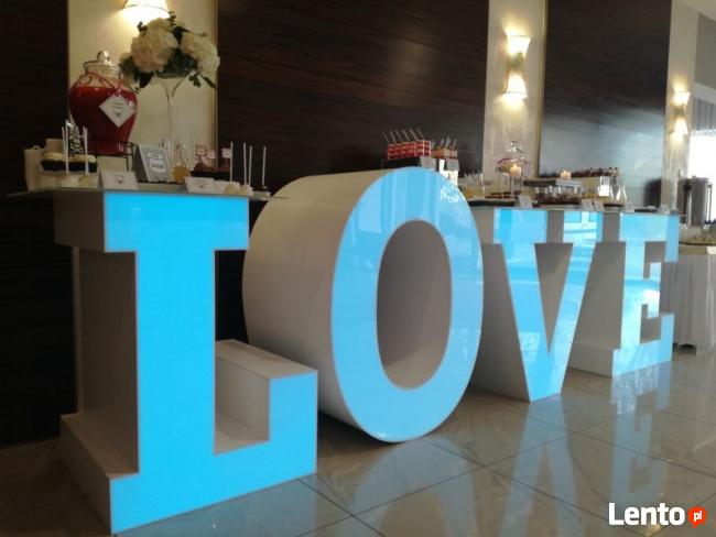 Największy na rynku podświetlany napis LOVE jako stół słodko