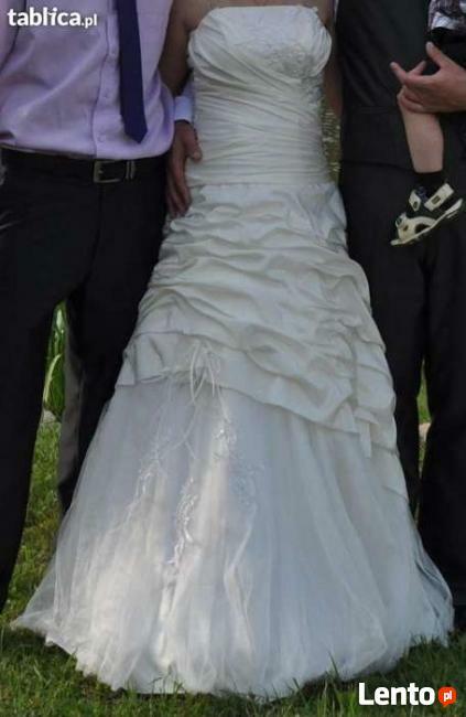 Piękna suknia ślubna z tiulem