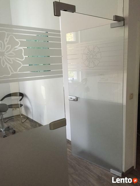 Ścianki szklane z folią inteligentną na Pilota