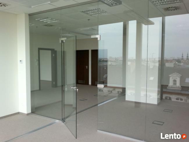 Ścianki szklane z folią inteligentną na Pilota