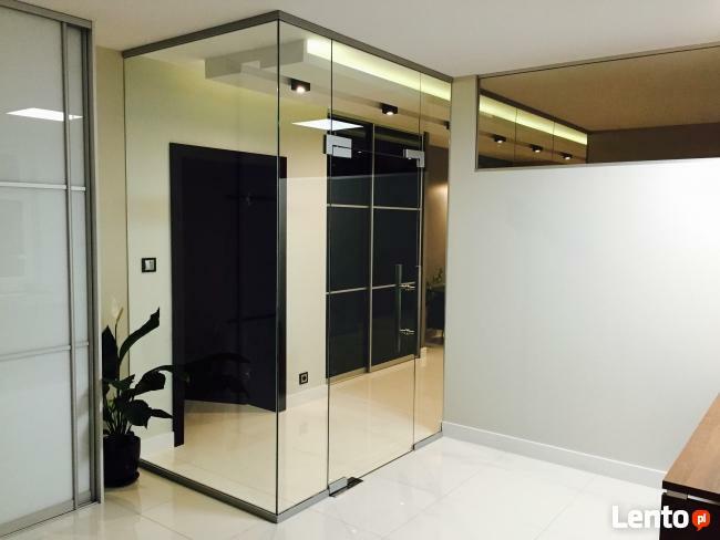 Ścianki szklane z folią inteligentną na Pilota