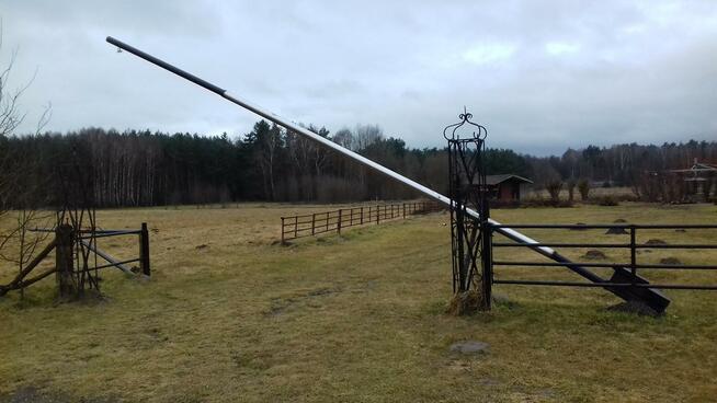 Szlaban pionowy z przeciwwaga. Ponad 7 m.