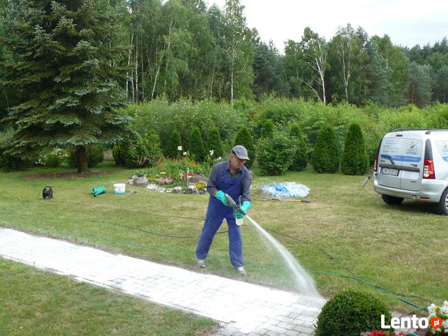 Wysokociśnieniowe czyszczenie elewacji budynków, posadzek.