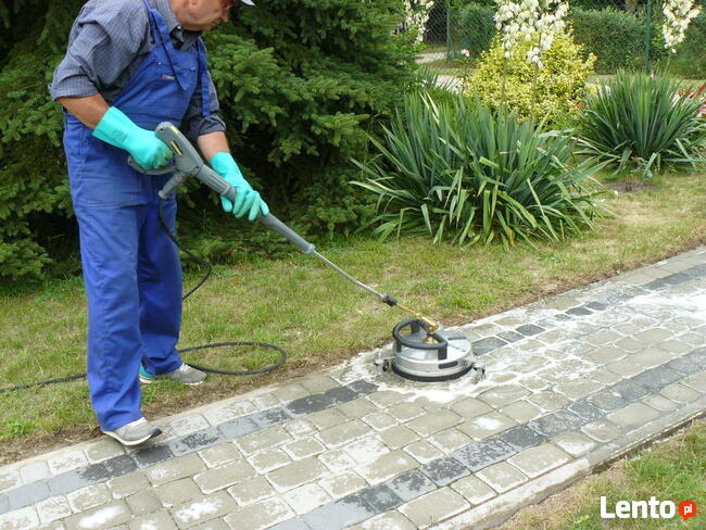 Wysokociśnieniowe czyszczenie elewacji budynków, posadzek.