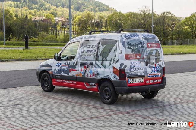 Oklejanie samochodów grafiką reklamową.