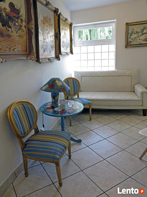 Biała Elegancka Sofa w stylu Królewskim Materiał Wrocław