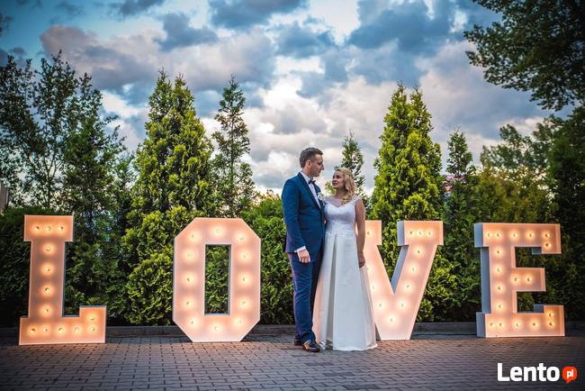 Napis Love 3D foto budka ciężki dym czerwony dywan