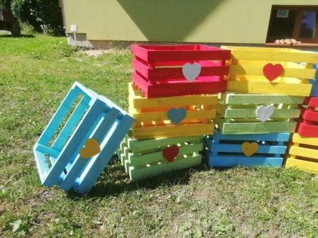 skrzynka skrzynki drewniane kolorowe kolory