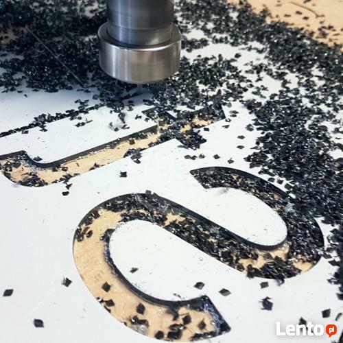 Kasetony z dibondu – trwała i skuteczna reklama firmy