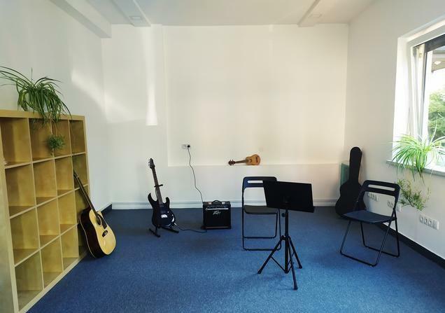 Amoroso Centrum Edukacji Muzycznej śpiew, gitara, pianino.