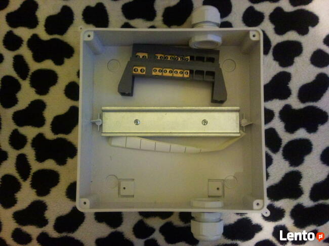 Sprzedam rozdzielnicę natynkową 9-modułową IP55 z dławnicami