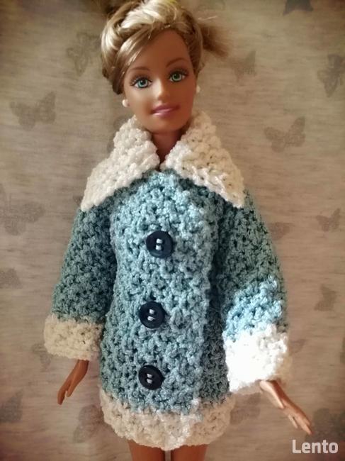 Ubranko dla lalki Barbie płaszcz paltko włóczka błękit biel