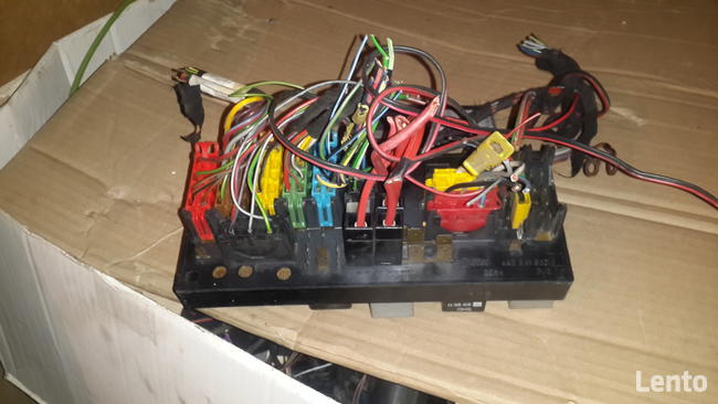 Kostki, przekaźniki, wtyczki oświetl.,przewody gumo Audi 80 b4