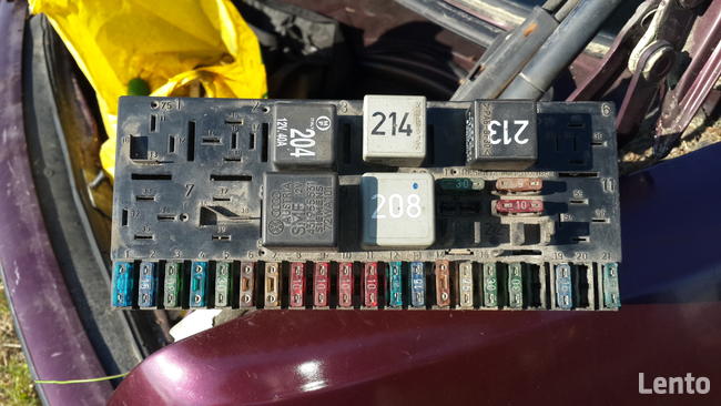 Kostki, przekaźniki, wtyczki oświetl.,przewody gumo Audi 80 b4