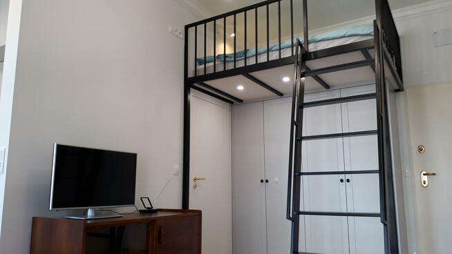 Klimatyczna kawalerka z antresolą