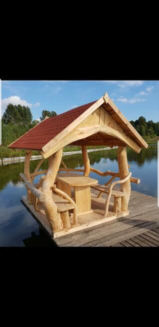 Altany ogrodowe ze stołem i ławami podłoga drewniana