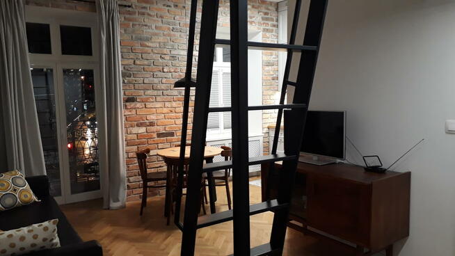 Klimatyczna kawalerka z antresolą