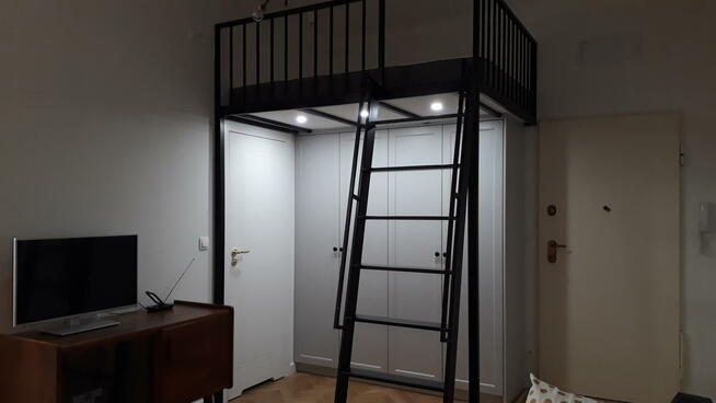 Klimatyczna kawalerka z antresolą