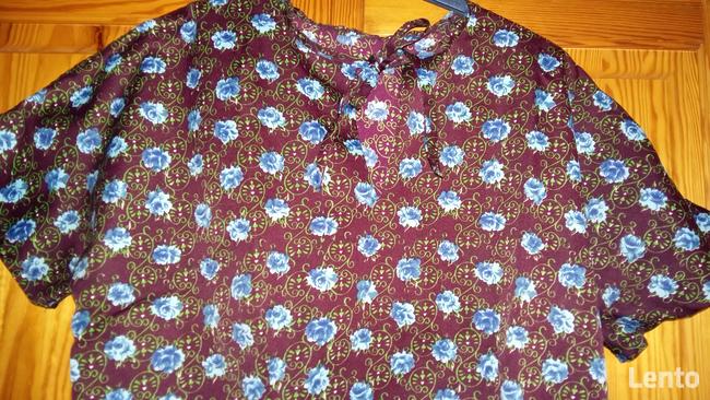 Bordowa sukienka w niebieskie kwiatki z krótkim rękawem.RozM