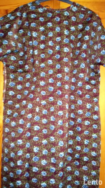 Bordowa sukienka w niebieskie kwiatki z krótkim rękawem.RozM