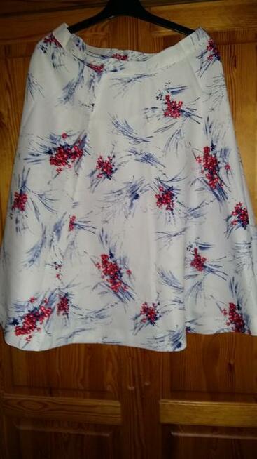 Spódniczka letnia biała w bukiety kwiatów roz.M