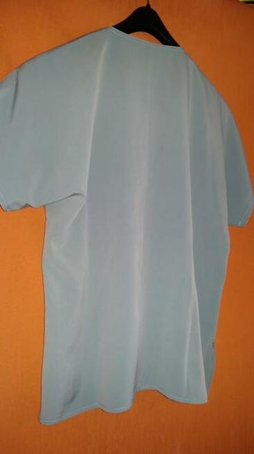 Zielona bluzka w serek lub z dekoltem.Krótki rękaw.Roz.M