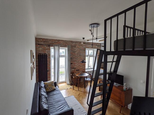 Klimatyczna kawalerka z antresolą