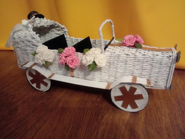 samochód z papierowej wikliny