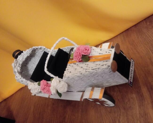 samochód z papierowej wikliny