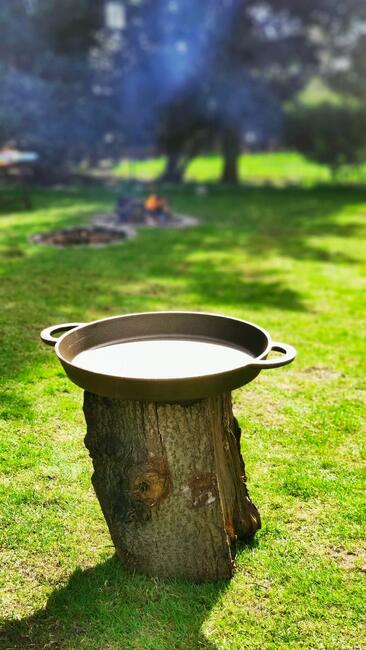 Patelnia żeliwna 40cm + trójnóg grill kociołek producent