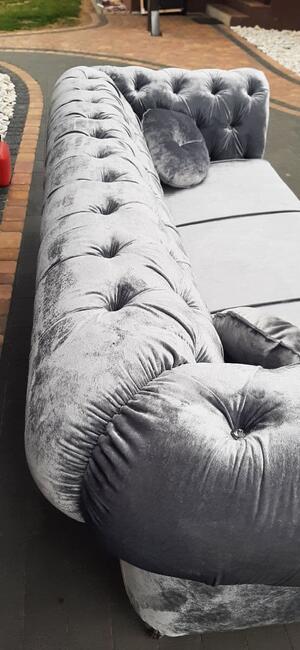 sofa chesterfield srebro glamour kryształki nogi chrom