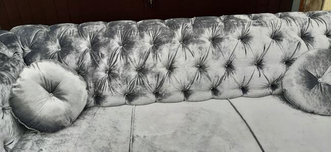 sofa chesterfield srebro glamour kryształki nogi chrom