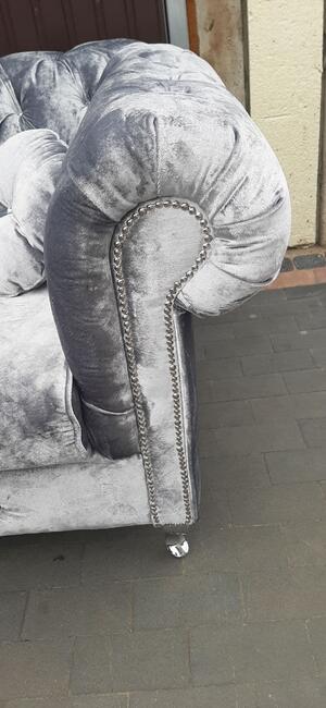 sofa chesterfield srebro glamour kryształki nogi chrom