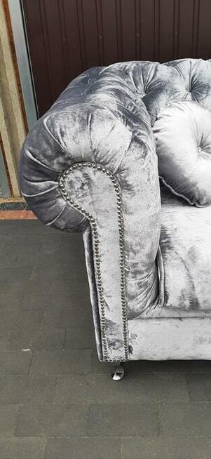 sofa chesterfield srebro glamour kryształki nogi chrom