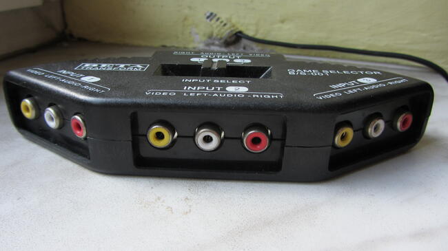 Rozgałęźnik sygnału audio-video cinch