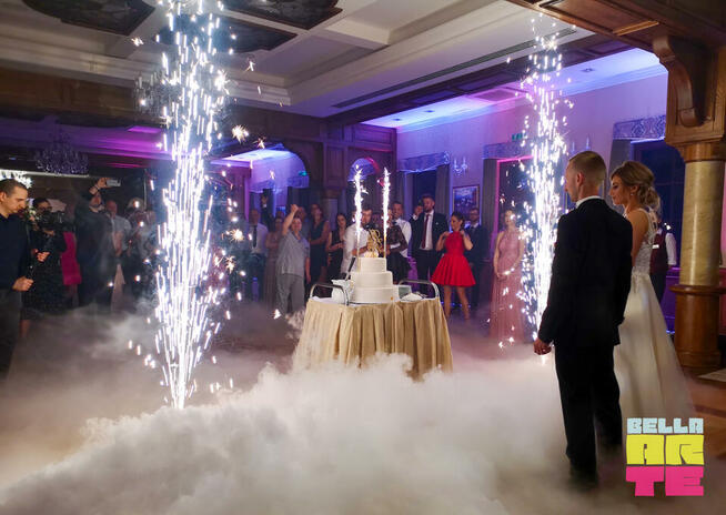 Fontanny iskier + ciężki dym + napis Love