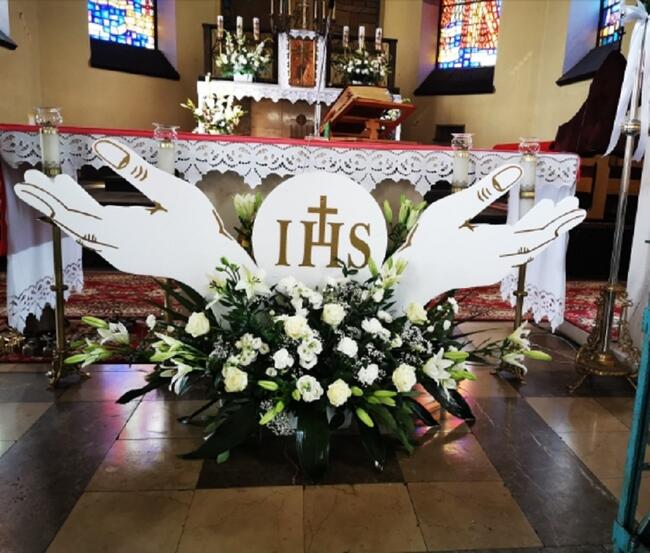 Dłonie z hostią dekoracja Pierwsza Komunia ołtarz Boże Ciało