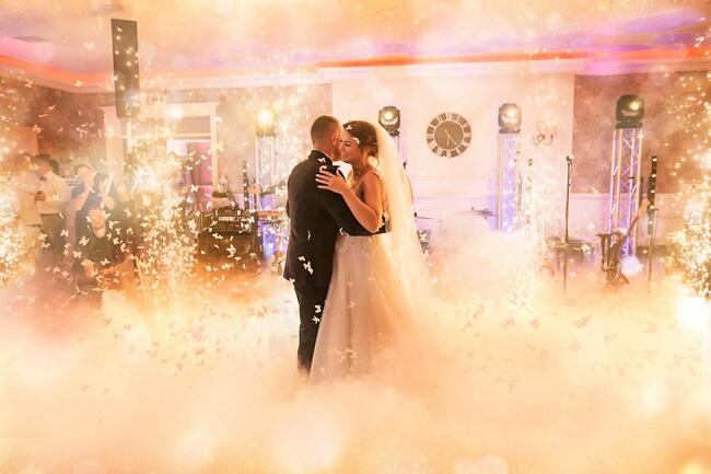 Fontanny iskier + ciężki dym + napis Love