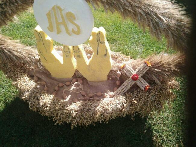 Dłonie z hostią dekoracja Pierwsza Komunia ołtarz Boże Ciało