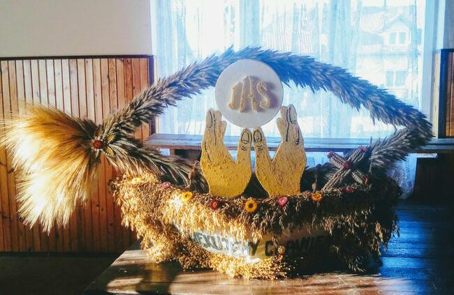 Dłonie z hostią dekoracja Pierwsza Komunia ołtarz Boże Ciało