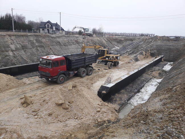 Usługi koparką, koparko-ładowarką, wywrotka, ziemia i inne