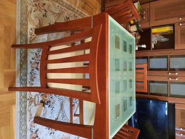 Sprzedam stół i 4 krzesła.