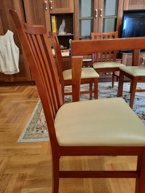 Sprzedam stół i 4 krzesła.