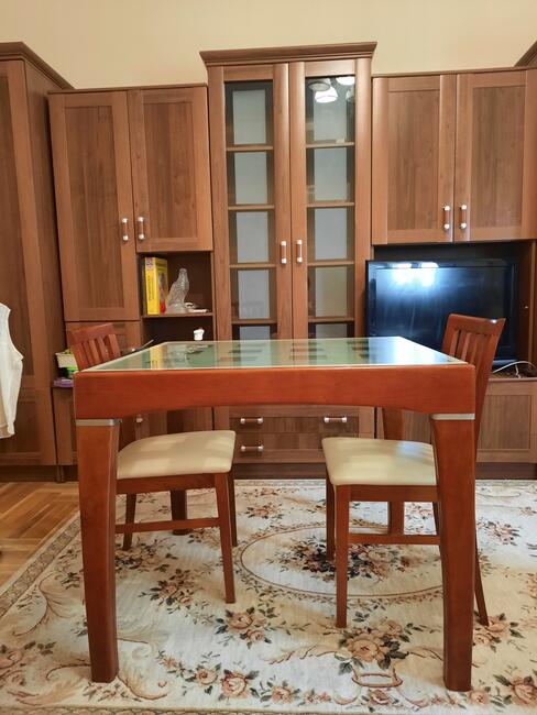 Sprzedam stół i 4 krzesła.