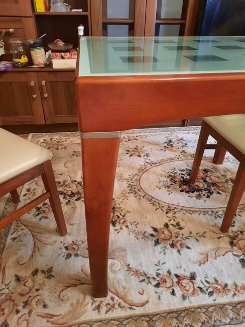 Sprzedam stół i 4 krzesła.