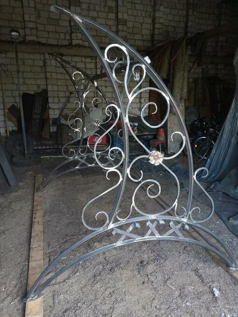 Huśtawki, ławki ogrodowe z metalu. Kowalstwo artystyczne